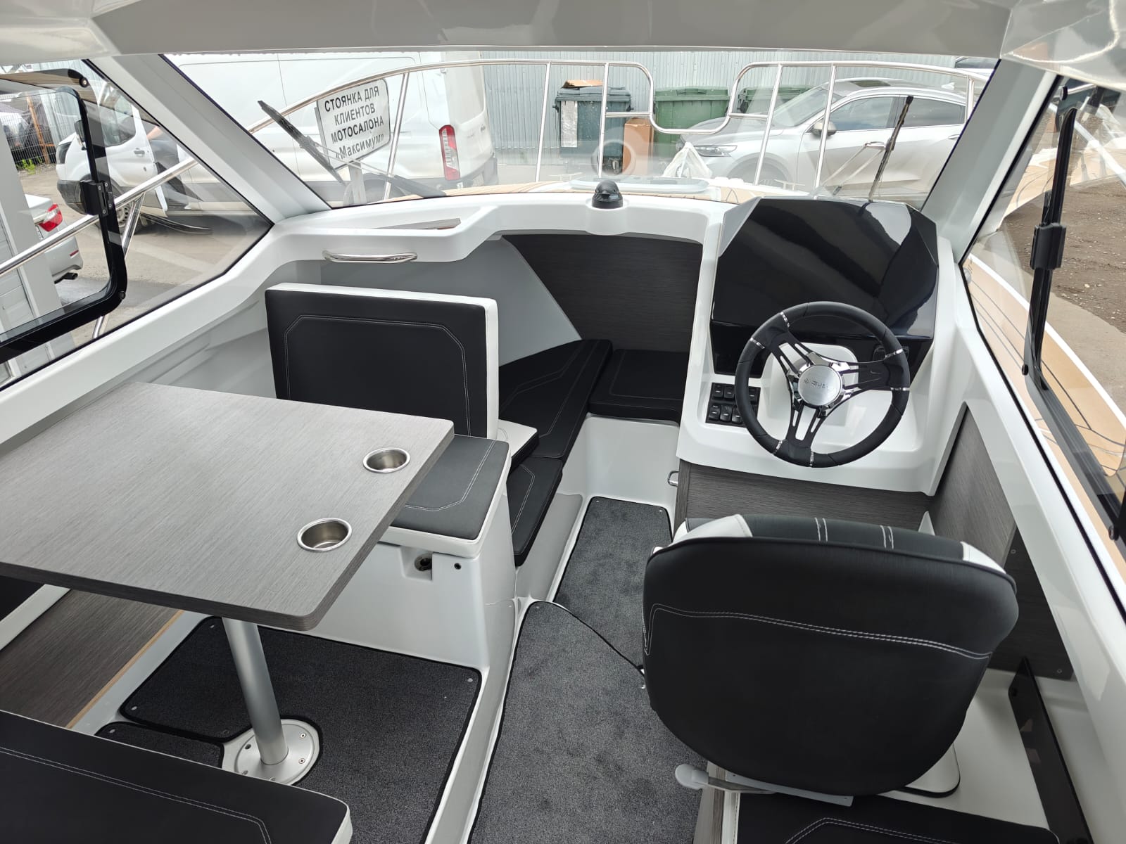 Лодка моторная Феникс 700 Cabin белый