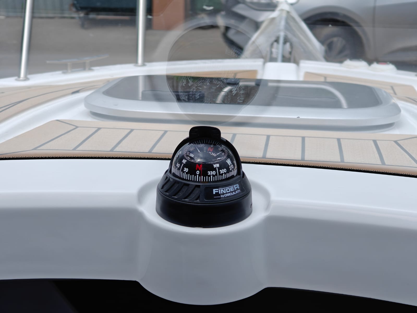 Лодка моторная Феникс 700 Cabin белый