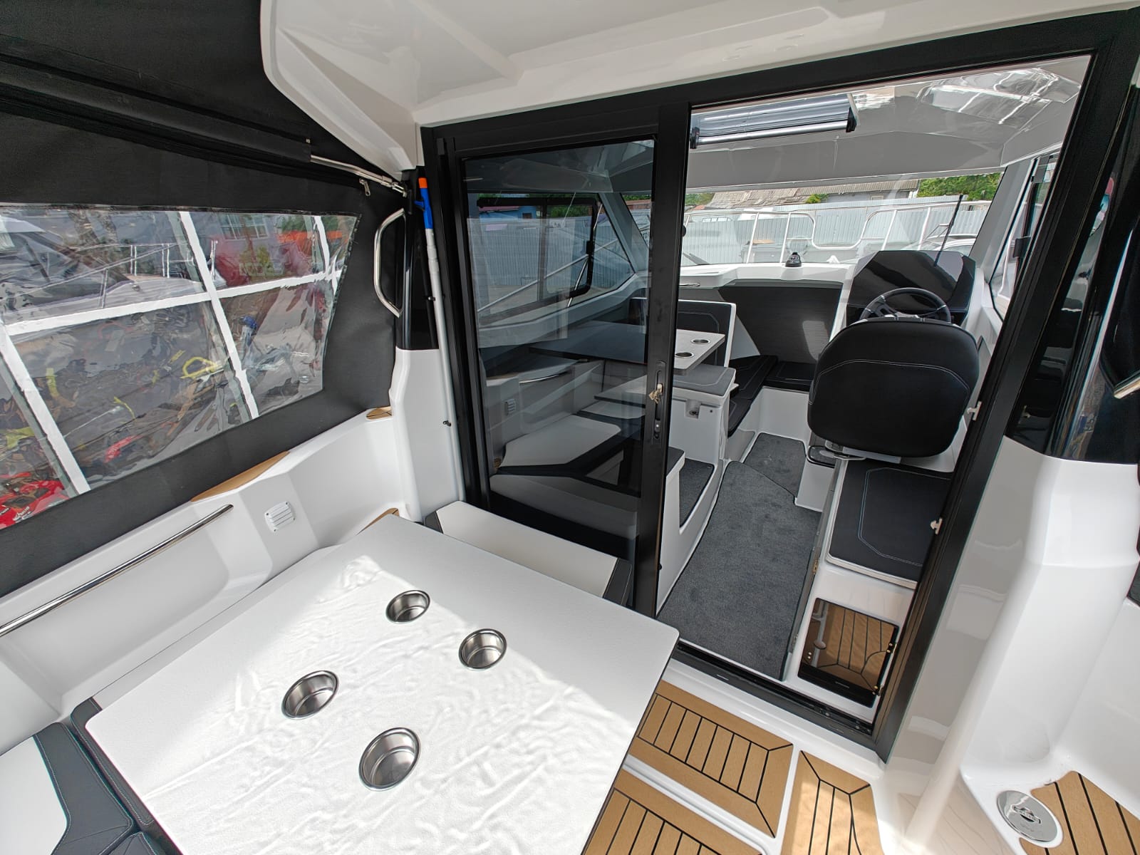 Лодка моторная Феникс 700 Cabin белый